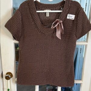 979.    Brown Knit Short Sleeve Top with Ribbon Detail
